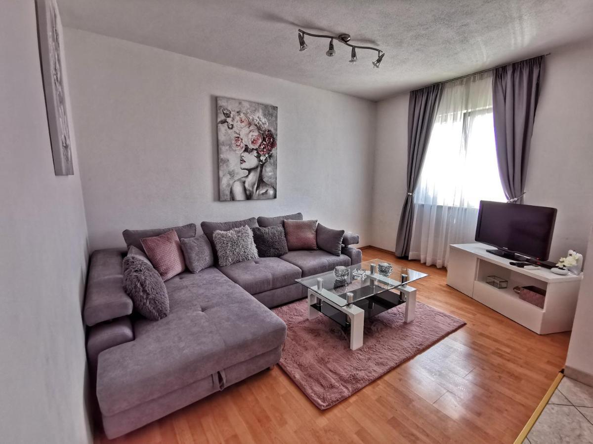 Apartments Villa Jelena เซเกต วรันยีชา ภายนอก รูปภาพ