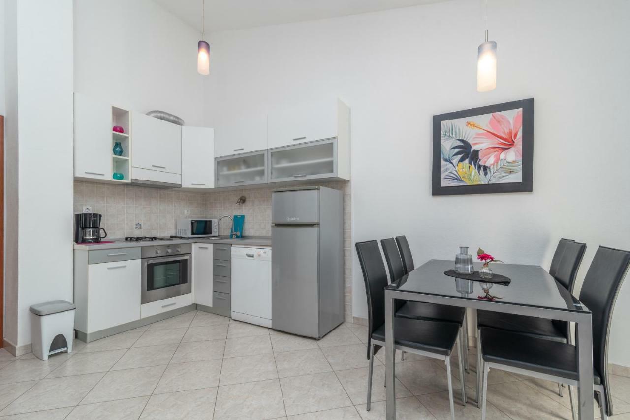 Apartments Villa Jelena เซเกต วรันยีชา ภายนอก รูปภาพ